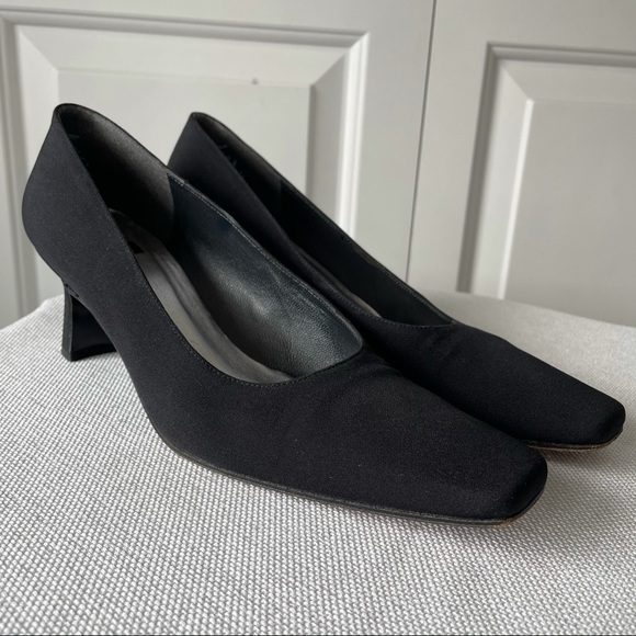 Stuart Weitzman Women's Vintage Style Black Low Block Heels size 9 AA - Picture 1 of 11
